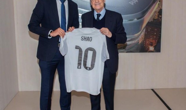 国足主帅邵佳一到访皇马，与弗洛伦蒂诺会面并互赠球衣