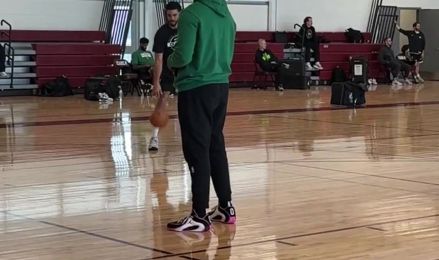 kaiyun官网-真要本赛季复出？塔图姆今日进行了原地投篮训练